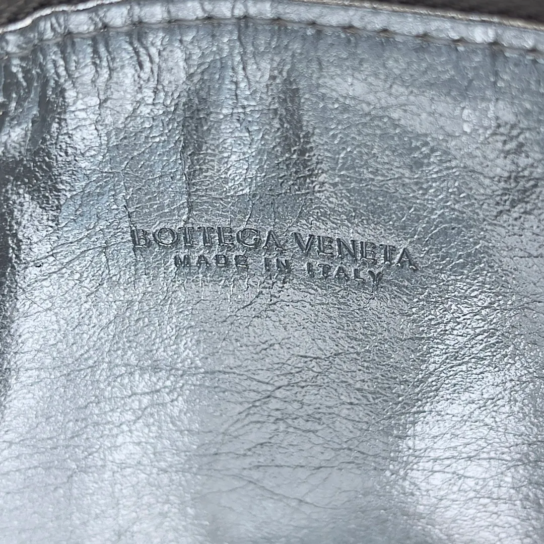 Batch 1360 It is predicted that BV Bottega’s lunch bag will be popular again this year. The entire bag is made of top nappa lambskin, which is very soft and lightweight. It also uses the intrecciato weaving process that the two founders spent several months developing from the beginning of the brand. It is completely hand-woven by Italian craftsmen. It perfectly reflects the craftsmanship of Bottega. The entire bag shape is also a very practical and popular lunch box bag type. The slightly curved arc of the bag mouth can also better fit our wrists. Style number: 754443 Size: 22*13*9
